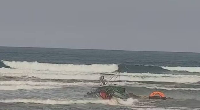 Embarcação com 8 tripulantes naufraga e 1 desaparece no mar de SC
