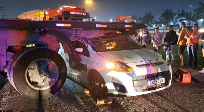 Mulher fica presa às ferragens em acidente na marginal leste de Itajaí