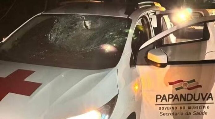 Peça se solta de caminhão, atinge carro da Saúde de prefeitura e mata paciente em SC