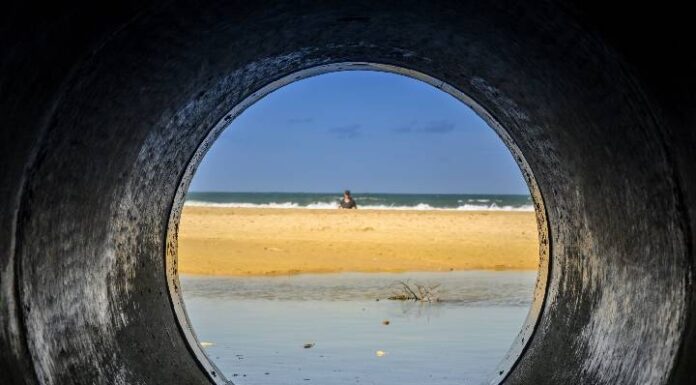 Esgoto no mar pode causar impactos na saúde e na economia de Penha
