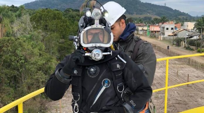 Mergulhadores especializados garantem a limpeza dos reservatórios da Águas de Penha