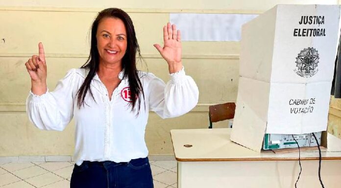 Confiante, Professora Juraci vota e agradece o apoio da população penhense