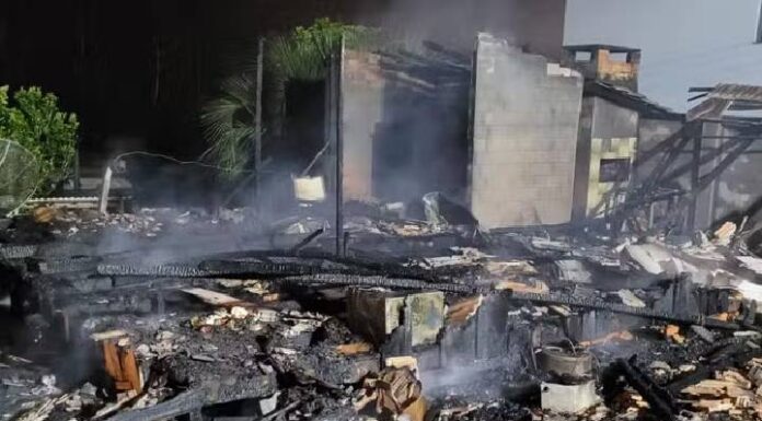 Idosa de 70 anos morre carbonizada dentro de casa em Florianópolis