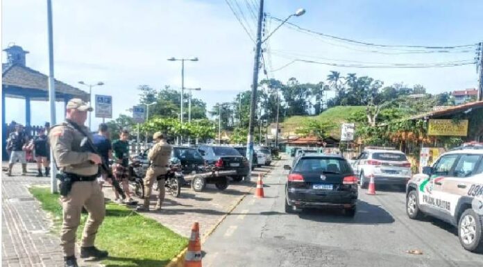 PM de Penha realiza operação na Praia do Trapiche
