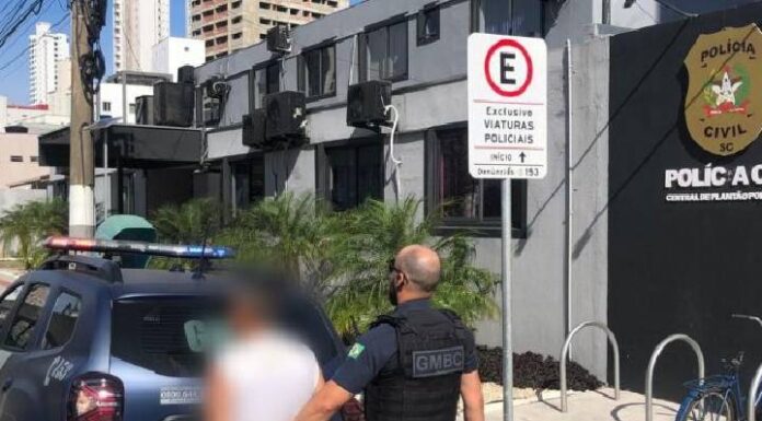 Tarado se masturba em frente a mulher e criança de 4 anos e vai preso em BC