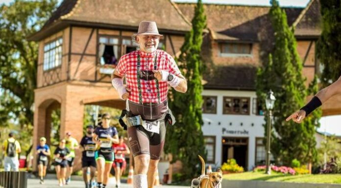 Feijão, o cachorro corredor, esbanja simpatia em maratona internacional de Pomerode