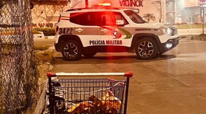 Morador de rua é encontrado morto dentro de carrinho de supermercado