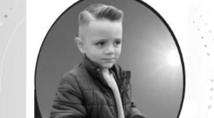 Menino de 4 anos morre após pneu de caminhão cair sobre ele