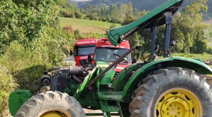 Adolescente morre esmagado por trator após capotamento
