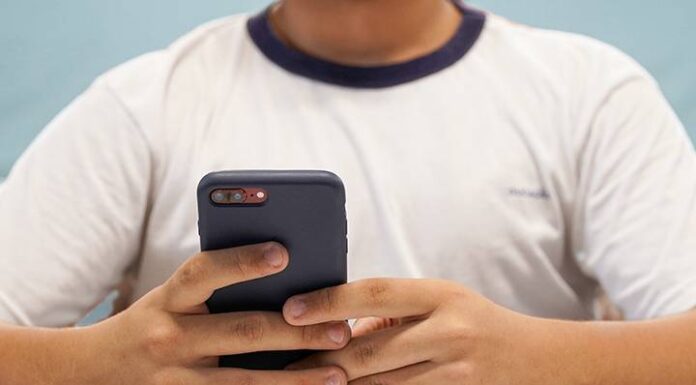 Comissão de Educação da Câmara aprova projeto que proíbe uso de celulares em sala de aula