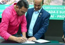 Prefeito de Piçarras Tiago Baltt participa da assinatura do Promobis