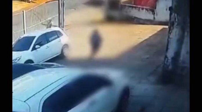VIDEO Homem é morto a tiros no pátio de delegacia no RS