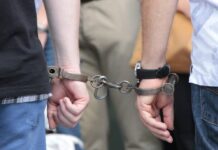 Pai e filho são presos suspeitos de estuprar quatro adolescentes da própria família