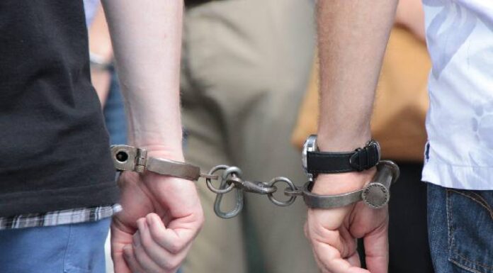 Pai e filho são presos suspeitos de estuprar quatro adolescentes da própria família