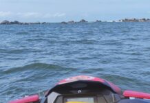 Bombeiros seguem as buscas pelo menino desaparecido no mar em Barra Velha