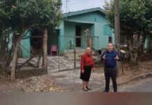 Pastor Fábio Israel conversa com atingidos pela enchente em Parobé (RS)