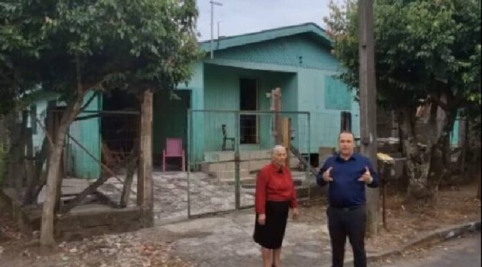 Pastor Fábio Israel conversa com atingidos pela enchente em Parobé (RS)