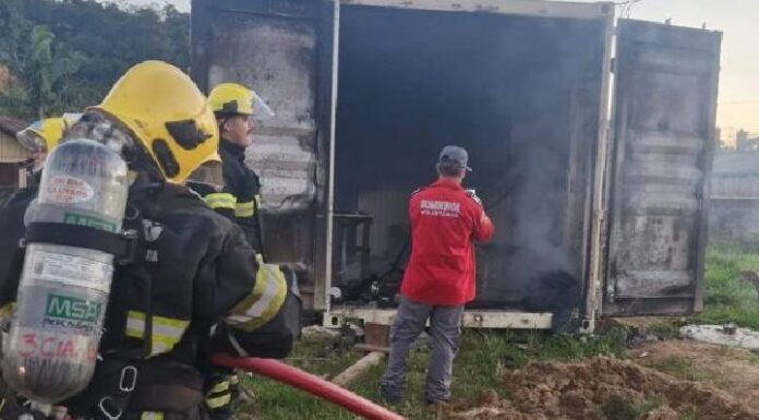 Em Barra Velha marido ateia fogo em casa container com grávida dentro