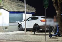 BMW colide contra quiosque na orla de Balneário Camboriú