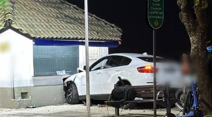 BMW colide contra quiosque na orla de Balneário Camboriú