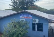 ‘Vende-se esta casa. Motivo: vizinho chato’. Placa com frase inusitada viraliza