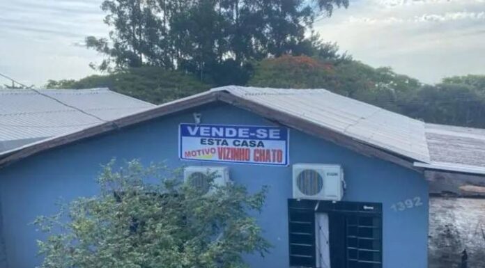 ‘Vende-se esta casa. Motivo: vizinho chato’. Placa com frase inusitada viraliza
