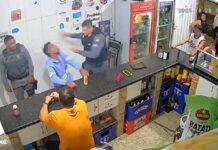 VIDEO Policial invade bar e agride homem que teria batido na mãe: “É isso que merece”