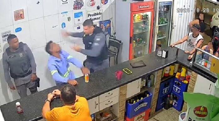 VIDEO Policial invade bar e agride homem que teria batido na mãe: “É isso que merece”