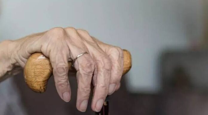 Após denúncias, lar de idosos de SC é proibido de acolher novos pacientes