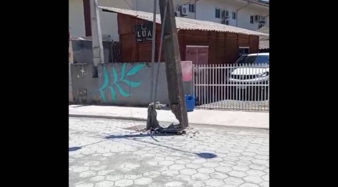 VIDEO Poste fica no meio da rua após via ser asfaltada em Penha