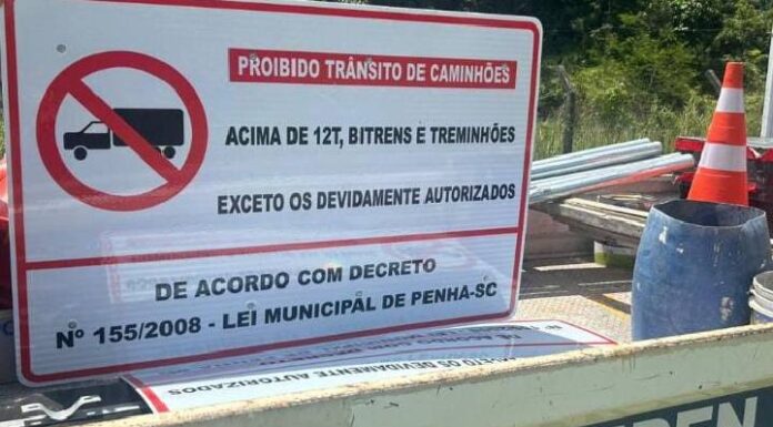 Penha instala placas proibindo trânsito de caminhões. Entenda a regulamentação
