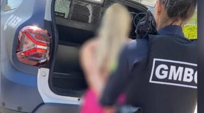 Mulher urina no chão de posto de combustíveis e é detida