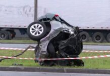 Carro parte ao meio e motorista morre em grave acidente em Curitiba