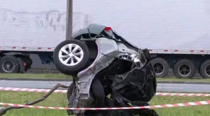 Carro parte ao meio e motorista morre em grave acidente em Curitiba