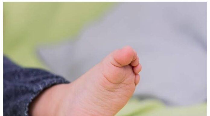 Mulher é presa por matar espancada filha de 2 meses que teve com o próprio pai