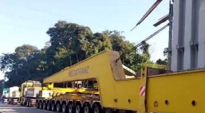 Carreta com carga excedente segue pela BR-101 e BR-376 nesta semana