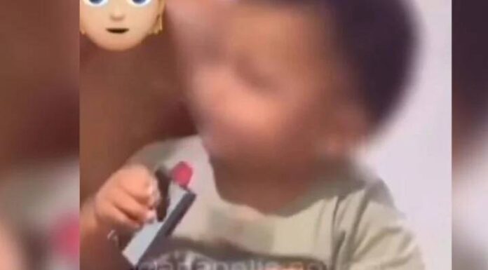 Mãe oferece cigarro eletrônico ao filho bebê e ri enquanto ele tosse