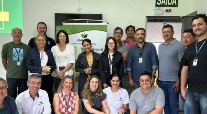 Representantes do Banco Mundial visitam maricultores em Penha