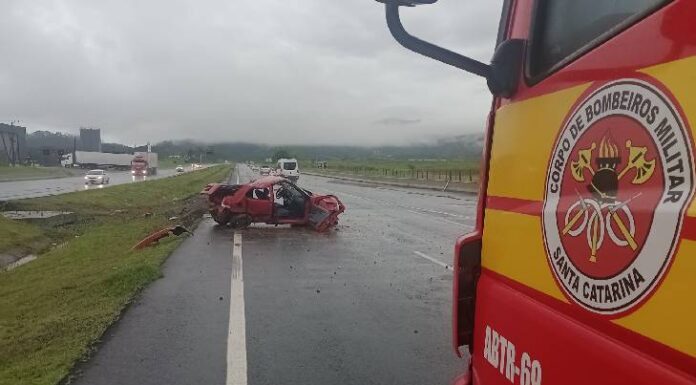 Duas pessoas ficam feridas em capotamento de carro no trevo de Luiz Alves