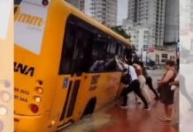 VÍDEO Passageiros tentam tirar ônibus da Praiana atolado no buraco em Itapema