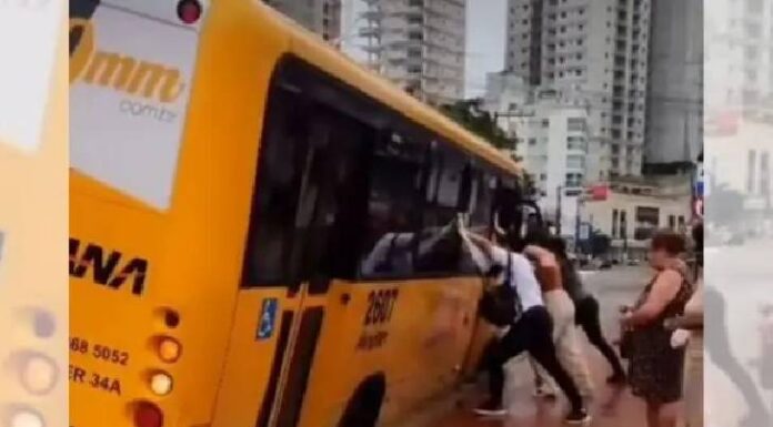 VÍDEO Passageiros tentam tirar ônibus da Praiana atolado no buraco em Itapema