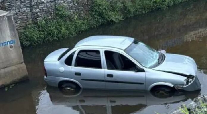 Corsa cai em rio no bairro da Barra em Balneário