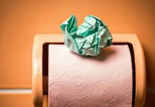 Cuidado com o que você joga no vaso sanitário: práticas incorretas podem trazer transtornos e até multas