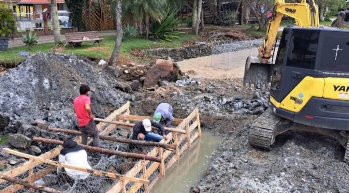 Justiça dá prazo para prefeitura de Penha explicar muro de pedras na orla de Armação