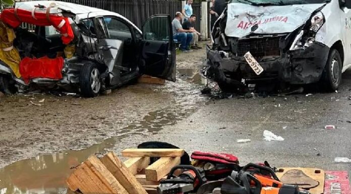 Acidente entre carro e ambulância deixa pessoa ferida em SC