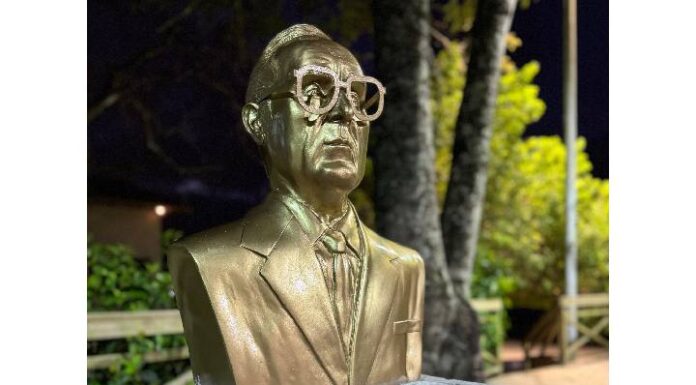 Praça ao lado do Píer de Penha é inaugurada com o nome de Antônio Carlos Konder Reis