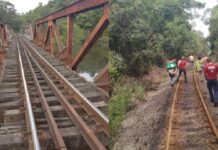 Mulher cai de ponte de ferro e fica presa por corda improvisada com cadarço em SC