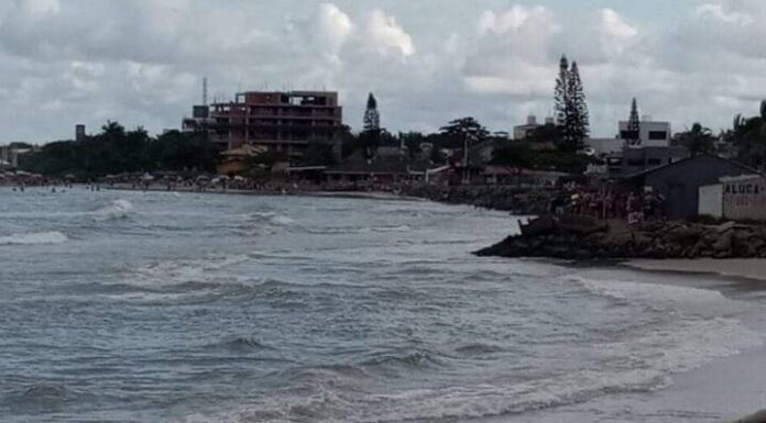 Jovem tenta salvar amigo no mar e os dois desaparecem em SC
