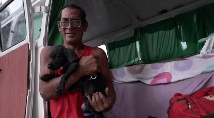 Desempregado que vivia dentro de Kombi com cachorro é encontrado morto