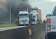 VIDEO Carreta pega fogo após batida e interdita BR-101 em Barra Velha